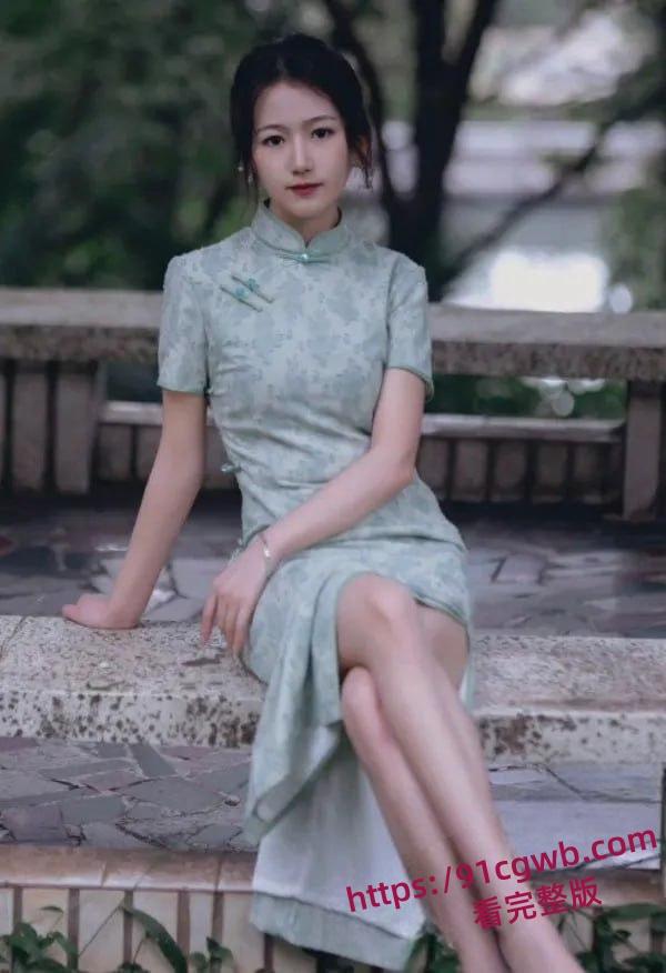 辽宁大学旗袍小母狗徐雪晗给男友足交 肥臀上位疯狂摇摆视频曝光-3