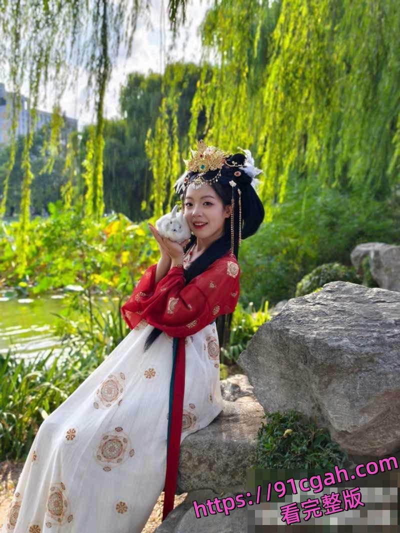 江西宜春美甲师骆馨琪被渣男哄骗贩卖性爱视频 疯狂打桩操到两腿发软颤抖！-1