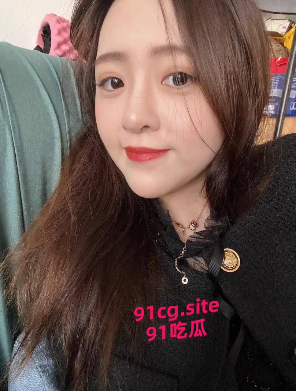 NNN超可爱的大学生 苗条的身姿  雪白的身体一对丰满的奶子 尤其是那馒头逼 真的太诱人了-3