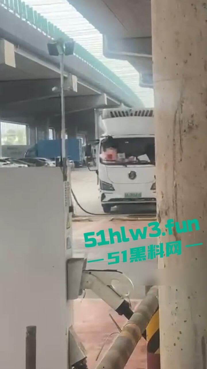 工地师傅叫鸡实录，塔吊大哥叫鸡高空做爱叫声响彻整个工地，又到货车上和司机车震玩的真刺激啊。-1