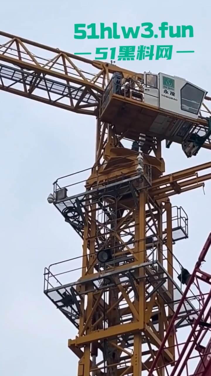 工地师傅叫鸡实录，塔吊大哥叫鸡高空做爱叫声响彻整个工地，又到货车上和司机车震玩的真刺激啊。-3