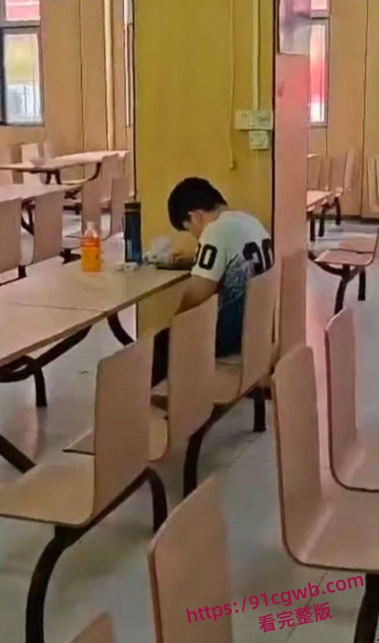 现在学生真是饥渴 直接食堂撸管 握紧猛撸喷汁 旁边饭友目瞪口呆 更有老六手机偷拍全程-2