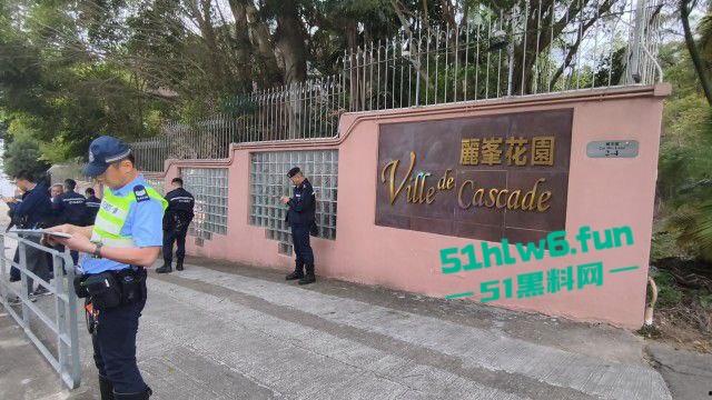 香港黑帮火炭，当街谋杀斩人片曝光，两刀手从后伏击狂斩5秒夺命登的士逃去！-3