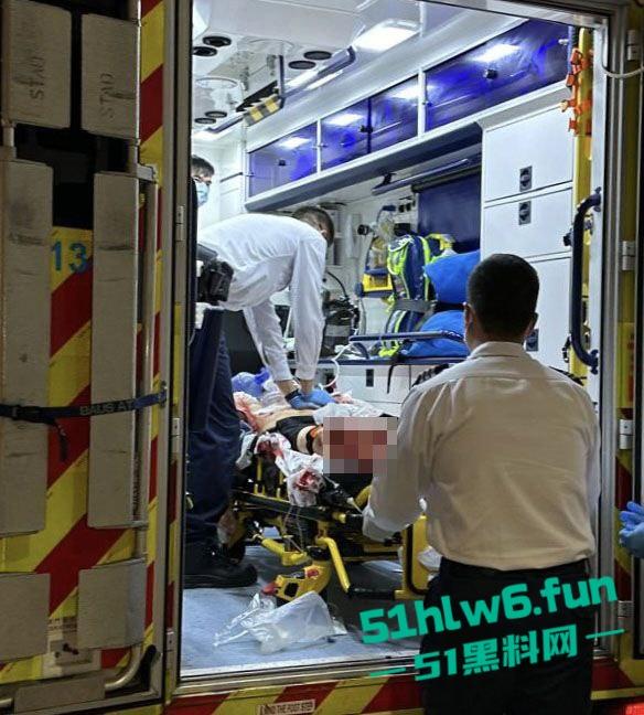 香港黑帮火炭，当街谋杀斩人片曝光，两刀手从后伏击狂斩5秒夺命登的士逃去！-4