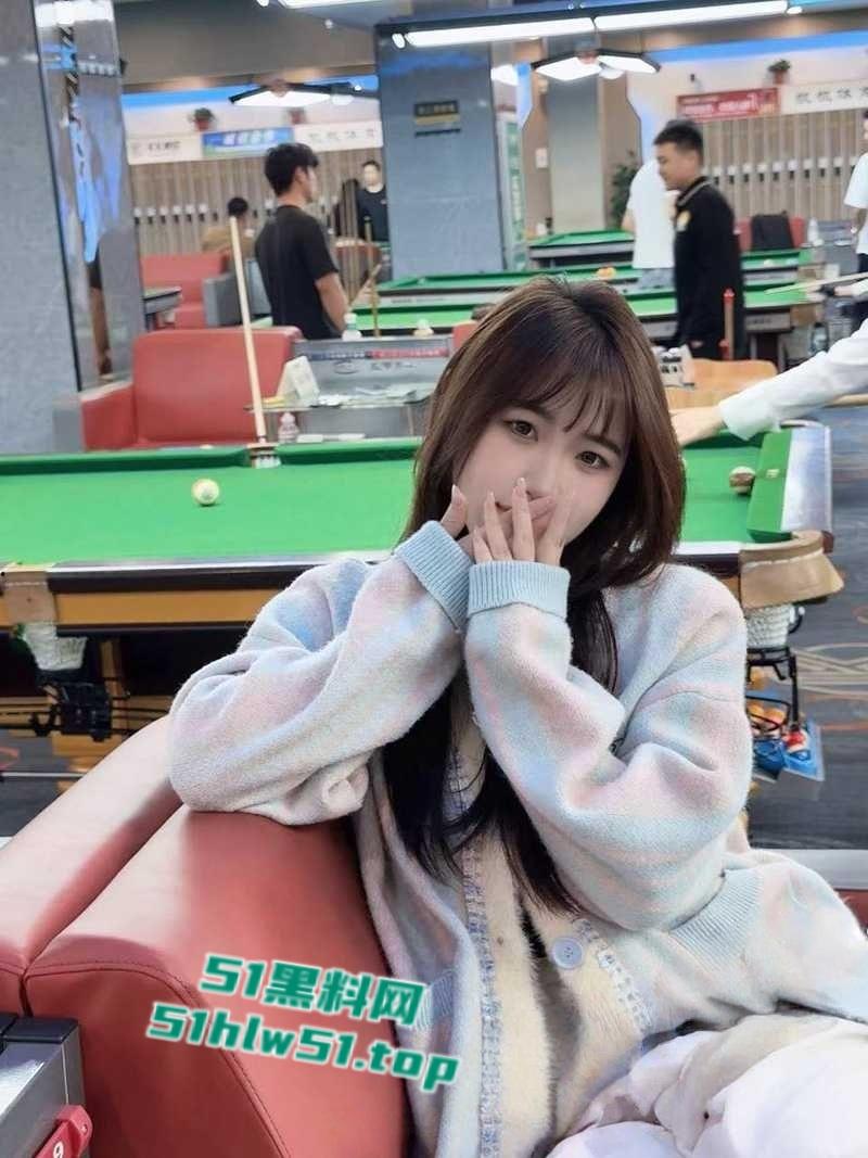 真实勾搭大二学生妹，皮肤白嫩骚母狗约炮喜欢玩群p，开房露脸调教轮操真是够反差！-2