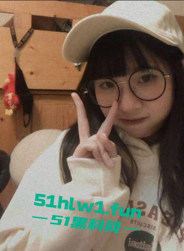 同城群撩骚河南师范萝莉眼镜妹【孟欣欣】足交口屌主动求操，裤子还没脱骚逼已经湿透！-8