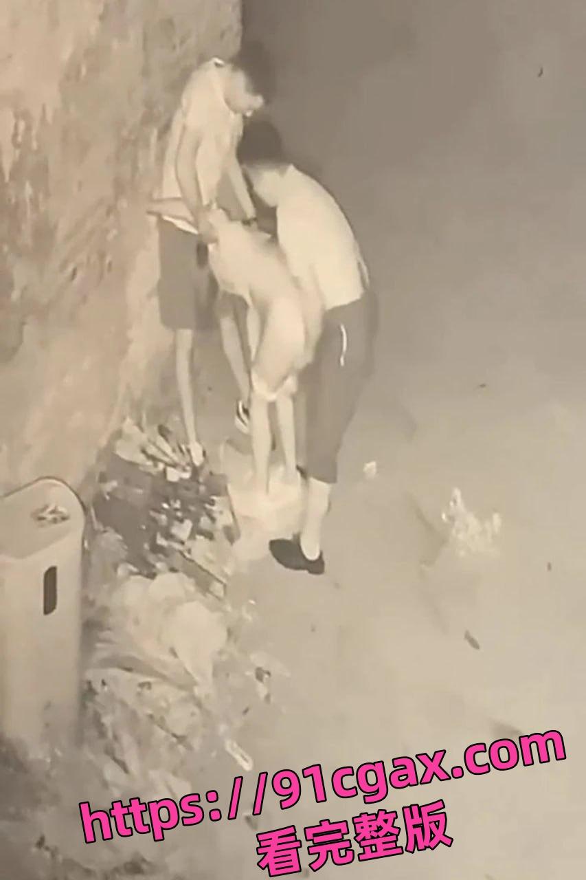 山东青岛一女子街头醉酒后被两人拉至路边强奸，女子被两男子前后夹鸡-3