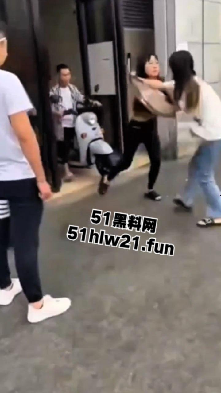 广西精神小妹砍人，俩小美女街头吵架短发妹直接掏出折叠刀，气急之下狂砍对方脸部，估计俩人都不敢装逼了吧！-3