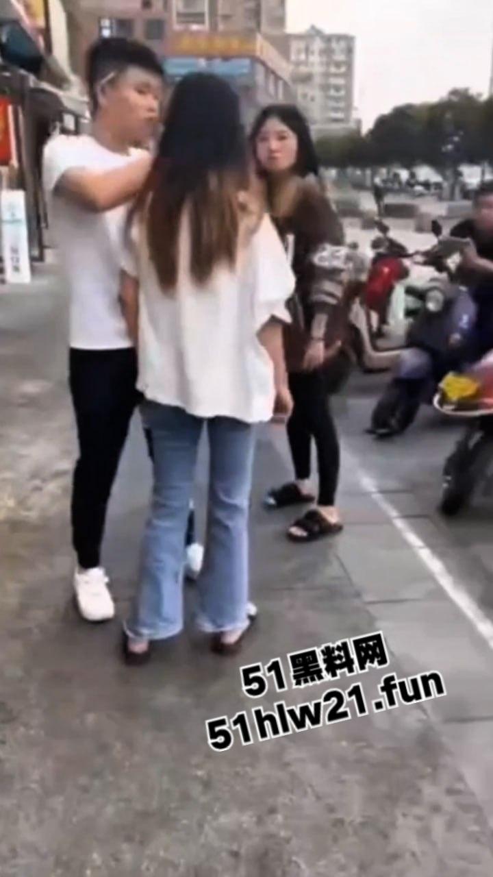 广西精神小妹砍人，俩小美女街头吵架短发妹直接掏出折叠刀，气急之下狂砍对方脸部，估计俩人都不敢装逼了吧！-5