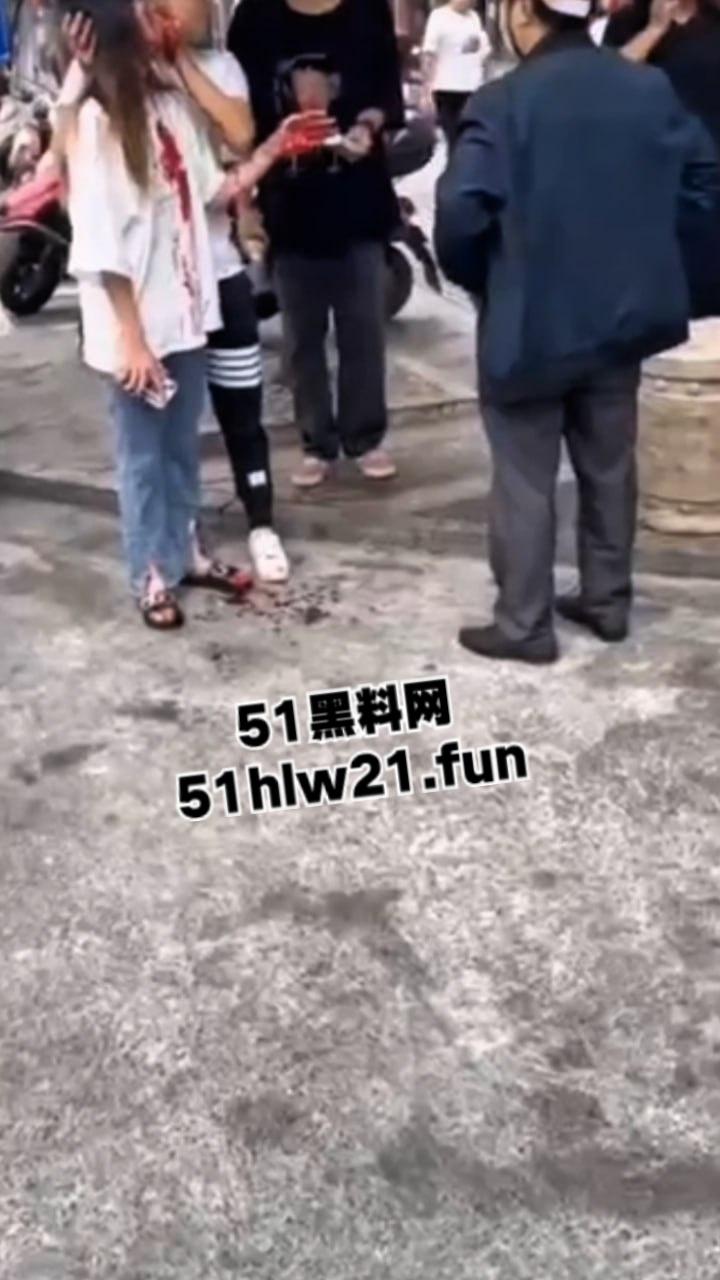 广西精神小妹砍人，俩小美女街头吵架短发妹直接掏出折叠刀，气急之下狂砍对方脸部，估计俩人都不敢装逼了吧！-7