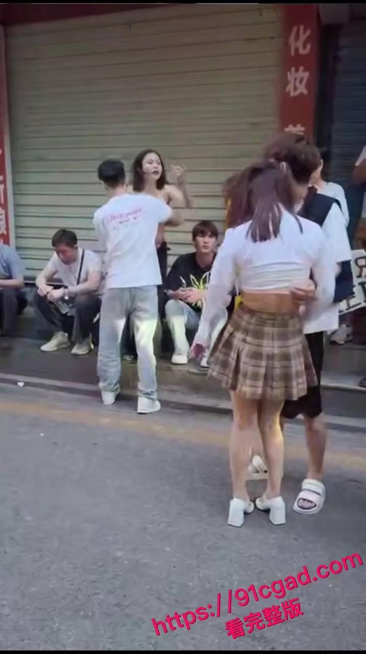 深圳街头惊现决斗场！偷情被抓两女大战，拖鞋飞踹揪头发混战全程高能-1