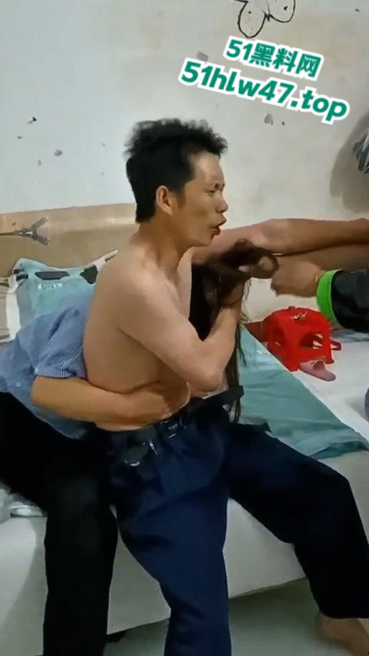 广西农村捉奸现场，大叔偷情同村妇女被妻子发现带人捉奸，不过这种货色的抓奸也是奇葩，老婆还是别人的好。-4