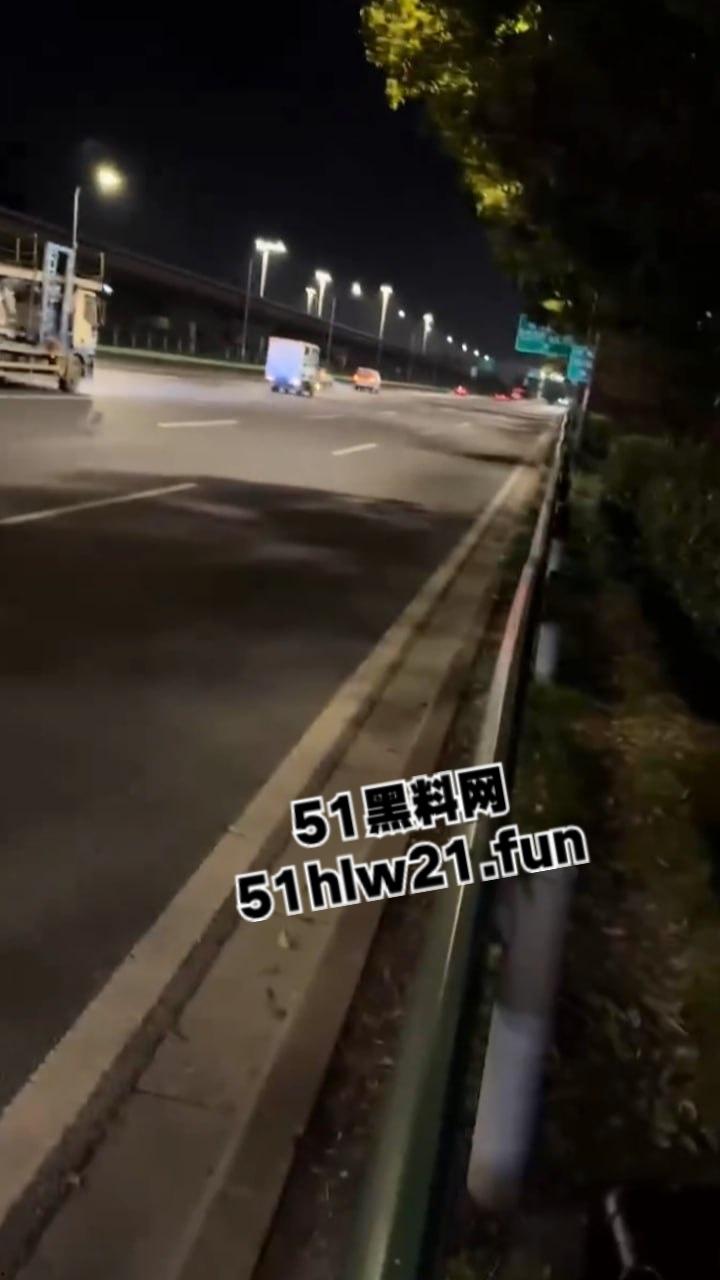上海3人搭顺风车去江苏，半路竟被司机恶意加价，拒绝司机加价后竟被丢在高速上司机称钱没到位！-6