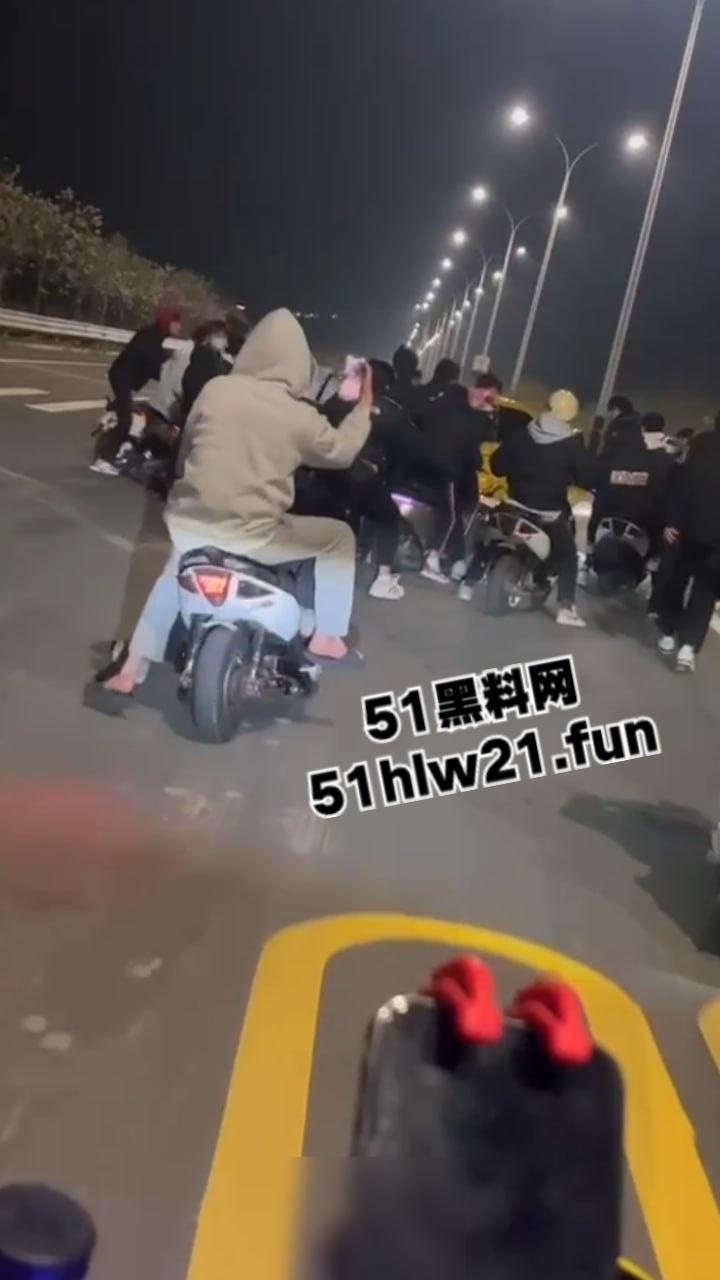 广东江门精神小伙，组织改装摩托车排位赛结果当场撞上轿车，导致司机死亡目前参赛人员正在抓捕中。-7