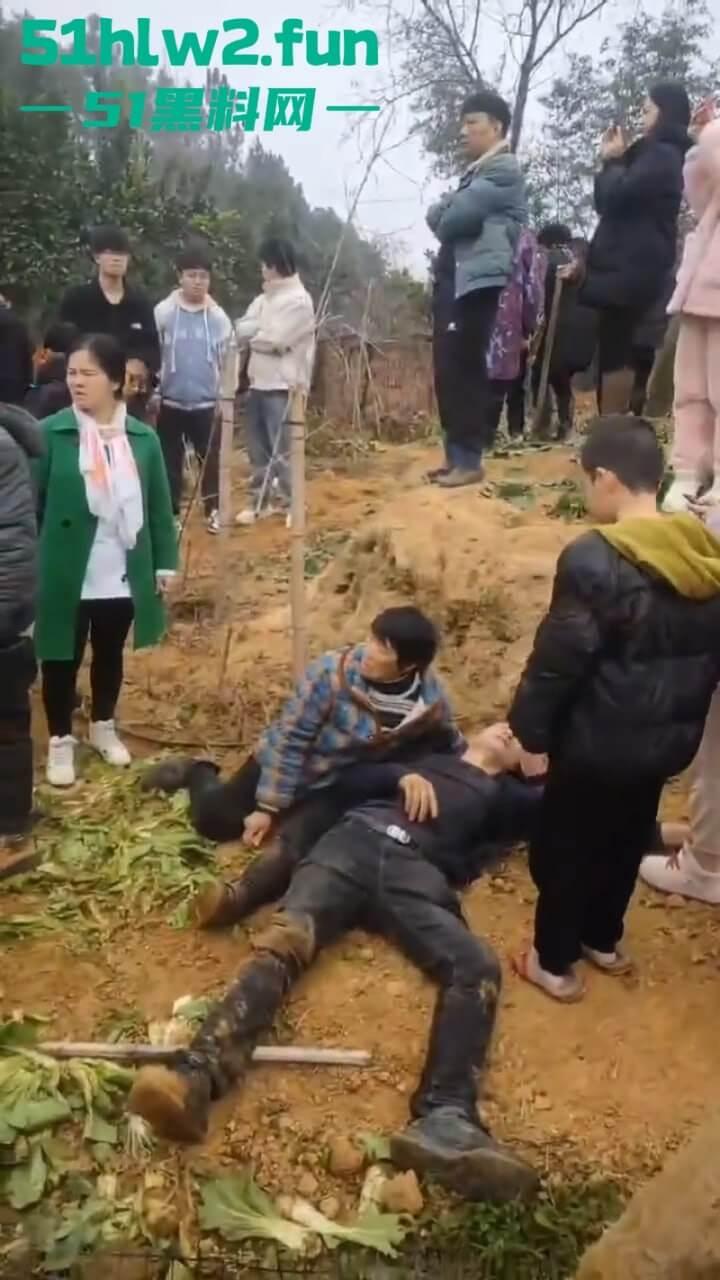 湖南衡阳李花村和添枝村互殴，数名外姓移门村民被打晕倒地不起，现场实拍流出。-2