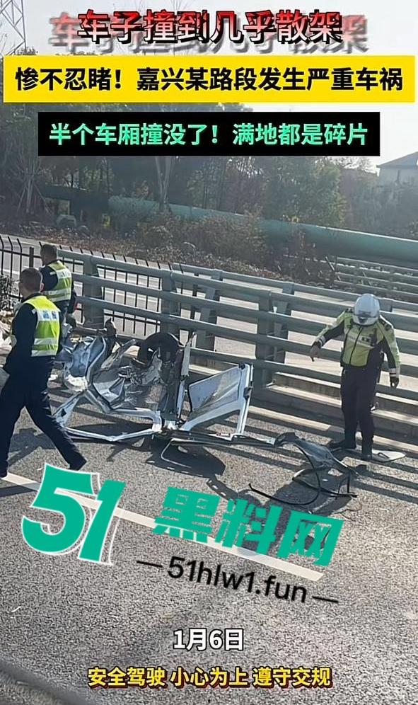 网传视频浙江桐乡屠甸车祸，疑似辆车开斗气车相撞一死一伤，面包车直接粉碎半个车厢消失。-16