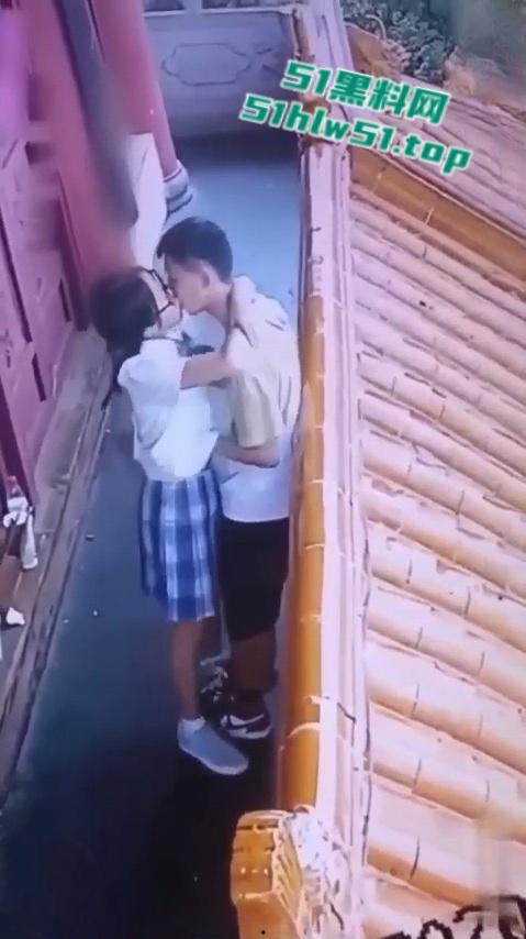 河南实验中学校服眼镜女柯晗星事件，因跟男友监控下偷情，被保安视频威胁开房数十次，最后视频曝光。-5