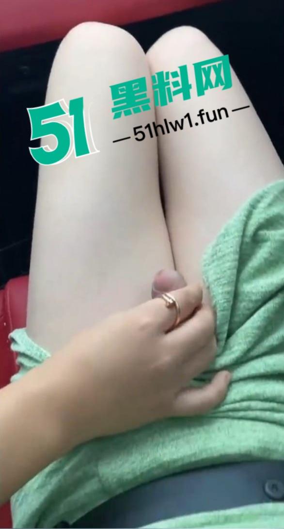 抖音网红【鱼仔】惊天反转，脸是懵懂萝莉，下体藏着巨屌神器，私信口交爆菊全程流出！-8