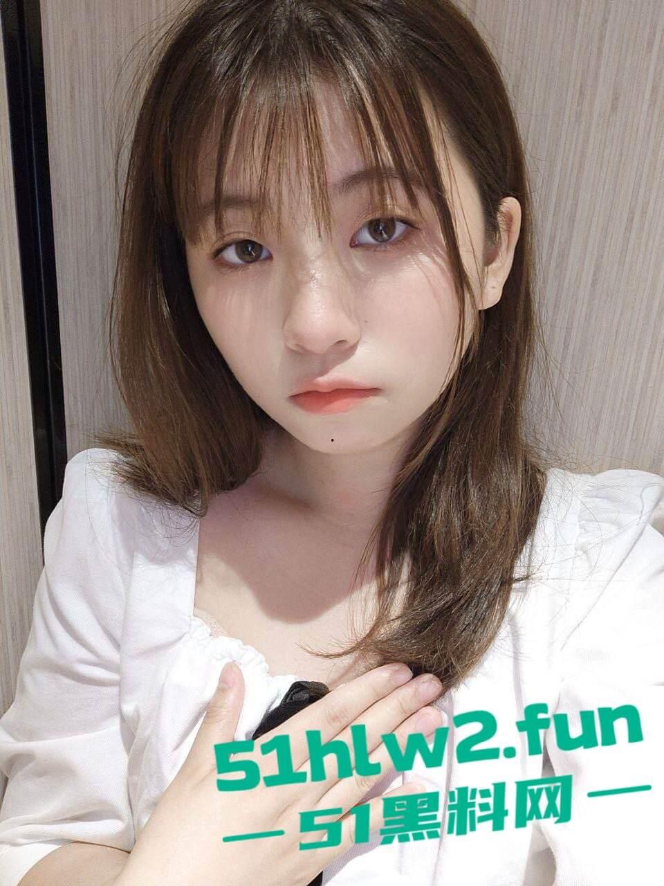 江苏师范【刘思瑞】贫乳白嫩反差婊，背着男友约啪当狗超爱偷情被陌生人操的快感，被男友发现后曝光。-4