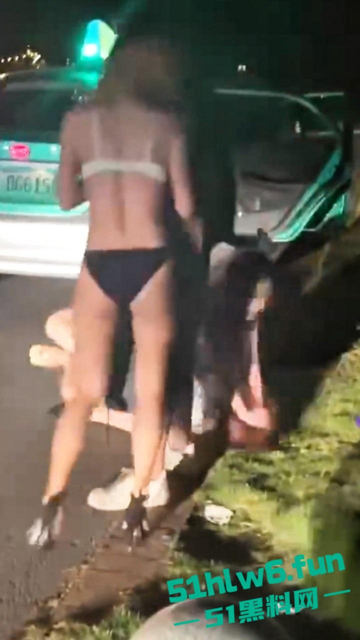 广州夜店女斗殴现场，俩长腿妹爆揍少妇只穿胸罩内裤看着可真养眼啊，这样的战斗可太爱看了。-4