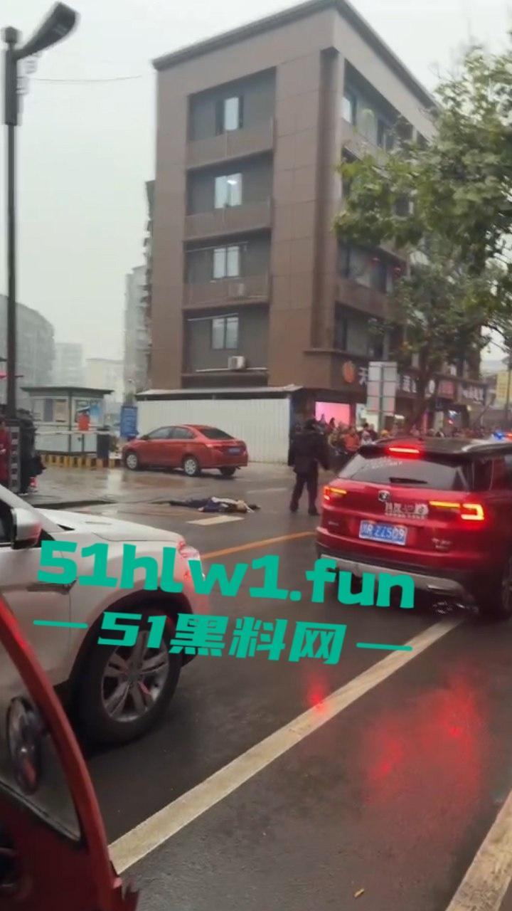 四川蓬安已婚女子装单身骗财骗爱被上头男持刀捅死，原配老公惨遭连坐一家归西。-3