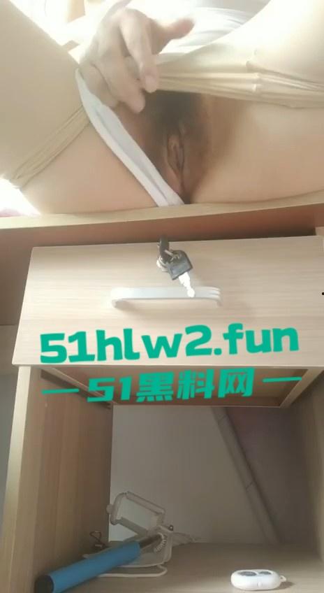 清纯可爱的少女遭到瓜友的调戏，曝光了聊天记录以及喜欢用电动棒震豆豆的自慰视频。-17