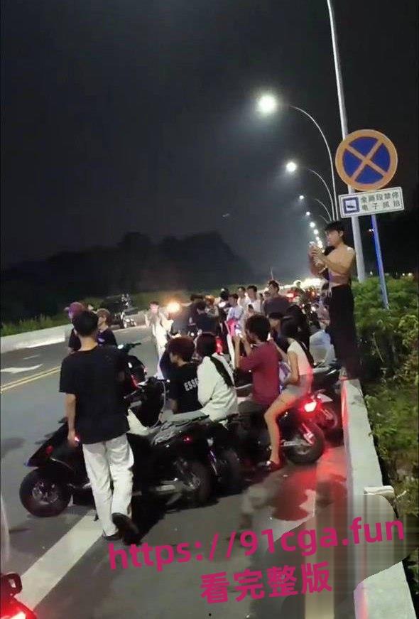 广东中山小榄绿道凌晨鬼火少年飙车秀特技酿惨烈车祸！多人头破血流哀嚎不断！-1