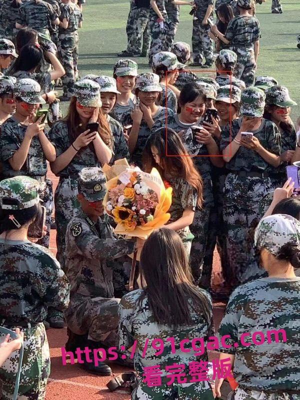 教官跪地表白女大学生抱住猛亲 相识不到半个月 成功忽悠单纯小女生！-5