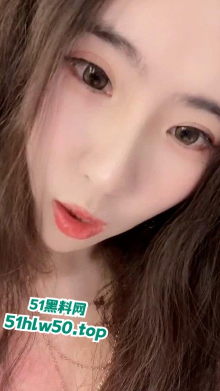 撸点爆满的【沪上十三姨】高冷艳气质美女，开档黑丝大尺度显得巨反差！-1