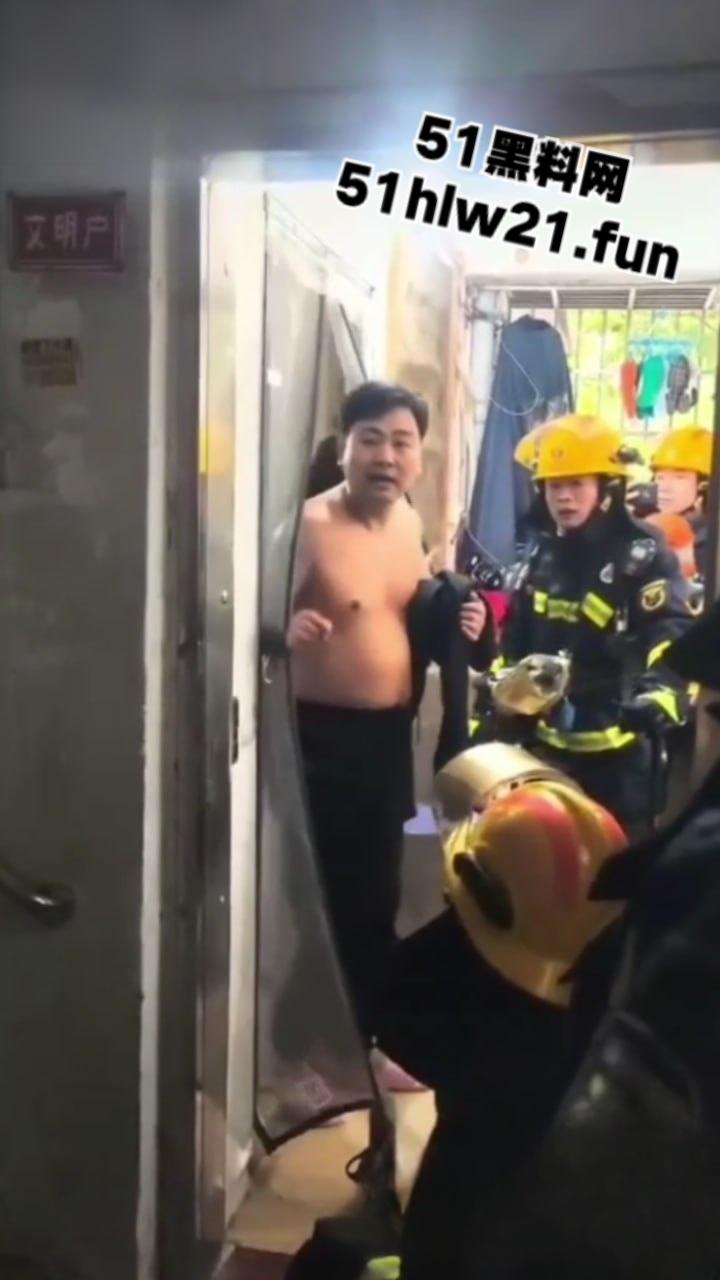 奇葩消防队捉奸行动，邻居听楼下有女人喊救命，果断报警119消防员破门而入，竟是两人做爱女人被操爽了。-7