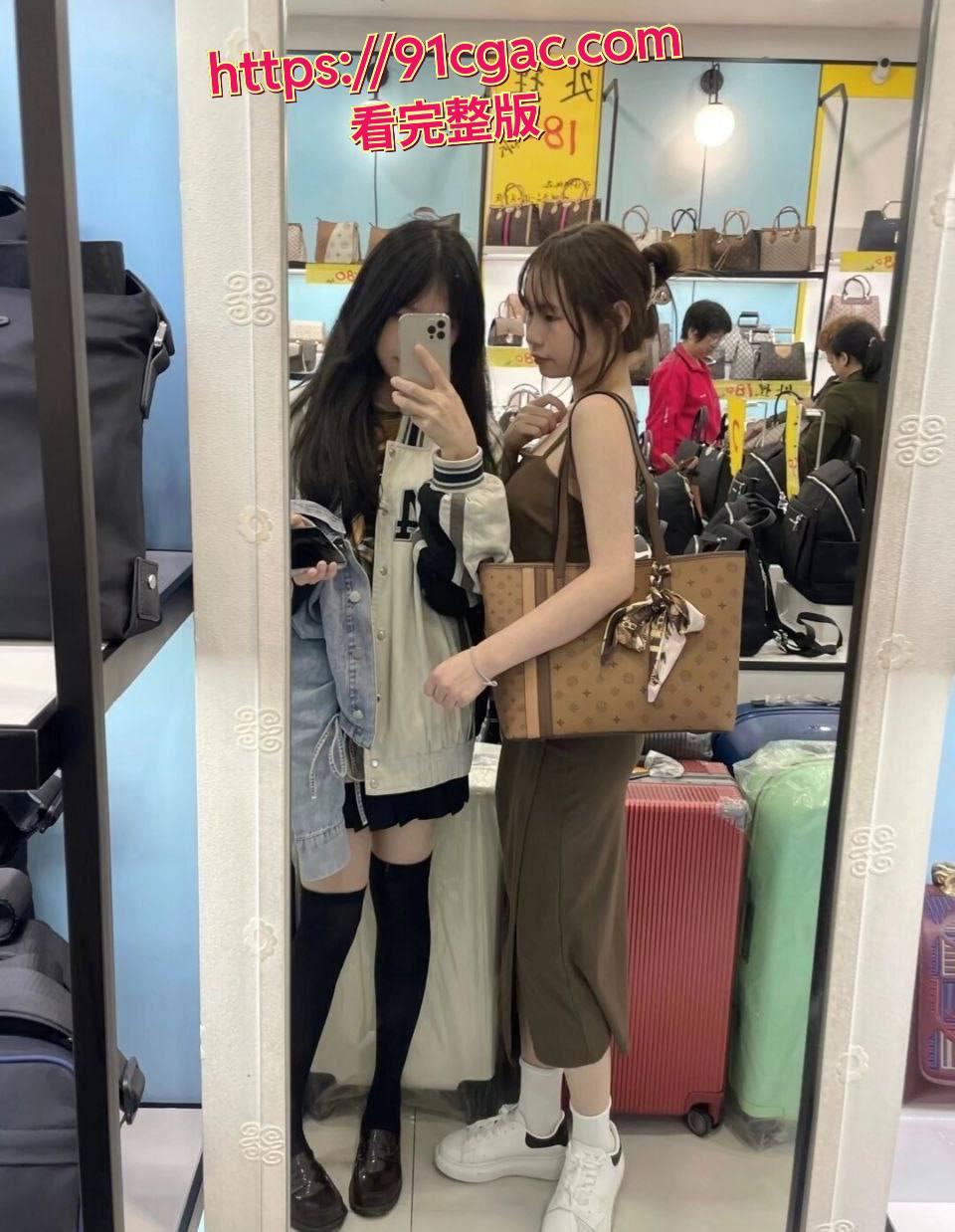 来自四川绵阳的学生妹刘新欣，小小年纪 长得十分可爱，然而清纯外表下的她却早已被包养，被调教成了淫骚的小母狗！-3