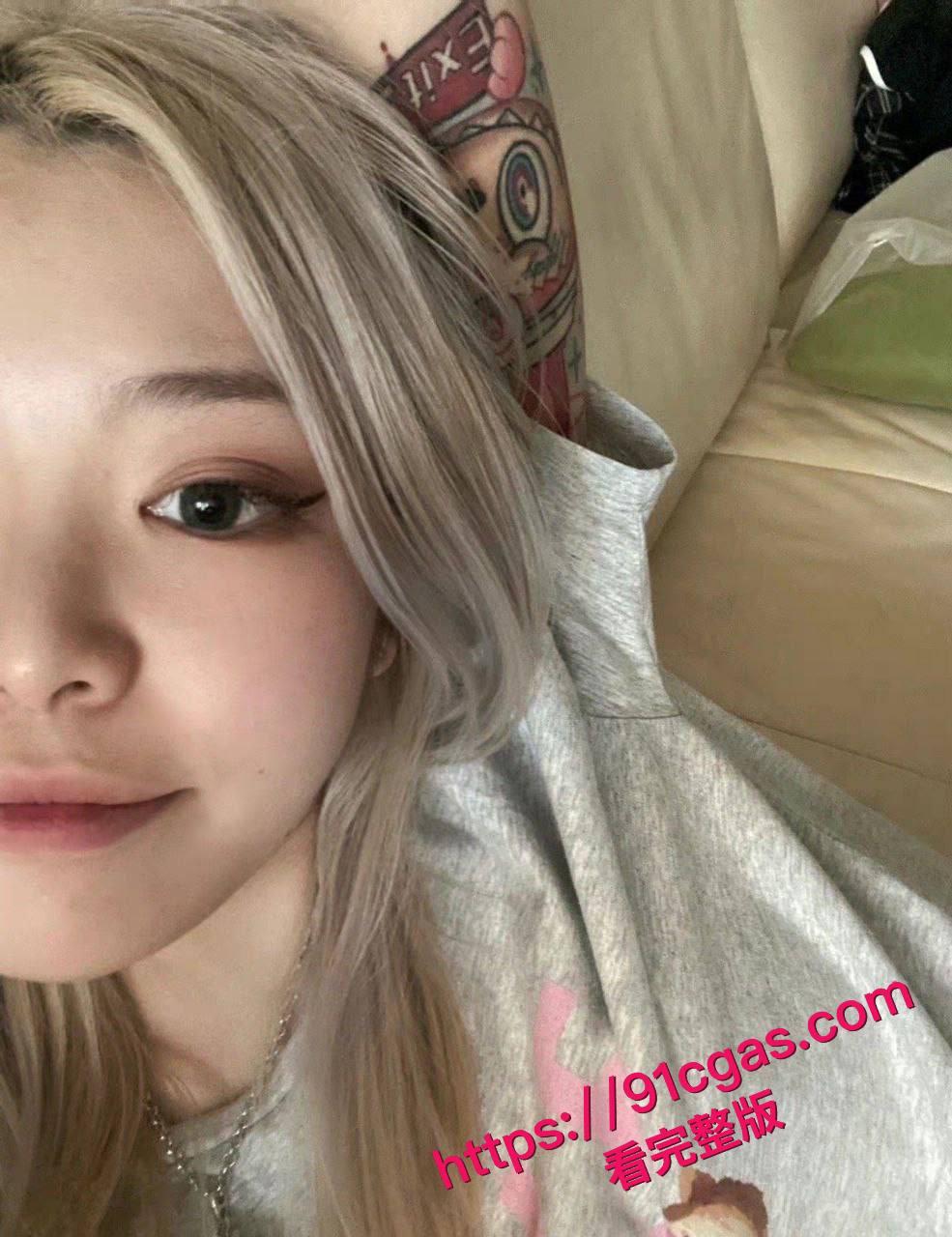 甜美白嫩萝莉勾引，跟酒友到酒店母狗直接深喉口交鸡吧-3