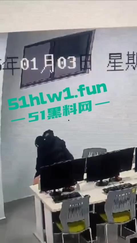 郑州商学院大瓜！一对情侣饥渴难耐在学院内多媒体室啪啪，监控下50秒激情视频曝光。-3