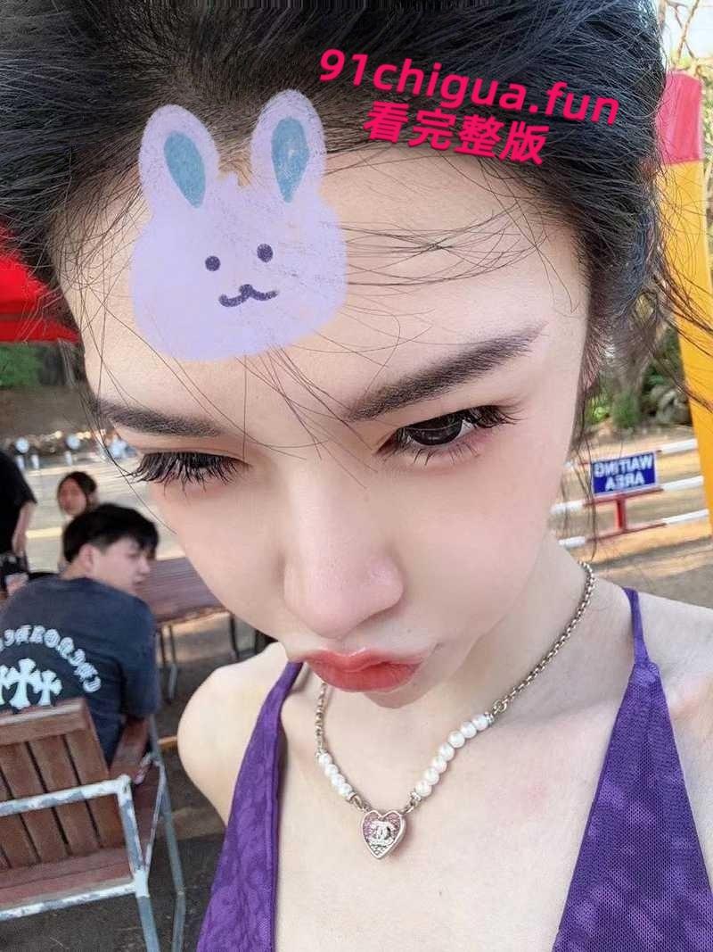 天津顶级名媛【黄丽娜】线下援交视频曝光，疯狂式口交深喉被金主爆操爽的直翻白眼，肩部纹身实锤无疑！-1