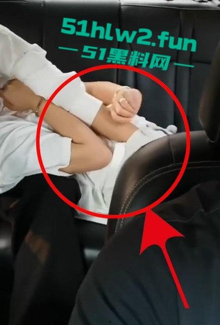 网约车秒变激情角落，小情侣后座干柴烈火，亲到腿软手伸裙底扣逼，司机大哥强忍不回头！-2