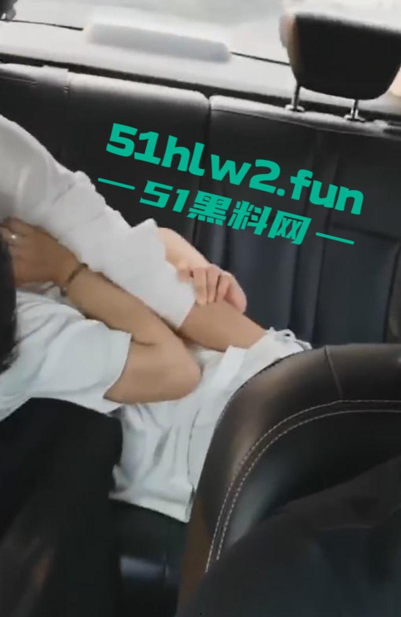 网约车秒变激情角落，小情侣后座干柴烈火，亲到腿软手伸裙底扣逼，司机大哥强忍不回头！-5