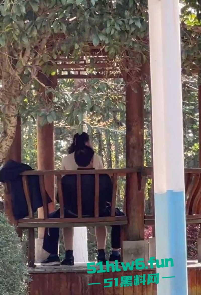 公园大爷光天化日之下露天操鸡，极品熟女奶大逼紧上位骑乘全自动，大爷吃得可真好！-5