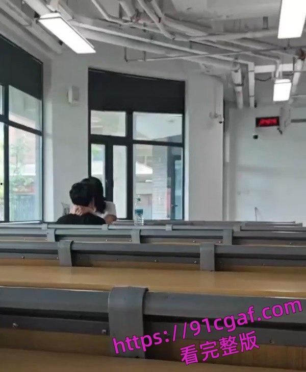 大学教室秒变偶像剧，学生情侣在课间休息时间在教室旁如无人调情亲热-2