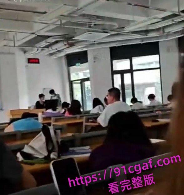 大学教室秒变偶像剧，学生情侣在课间休息时间在教室旁如无人调情亲热-3