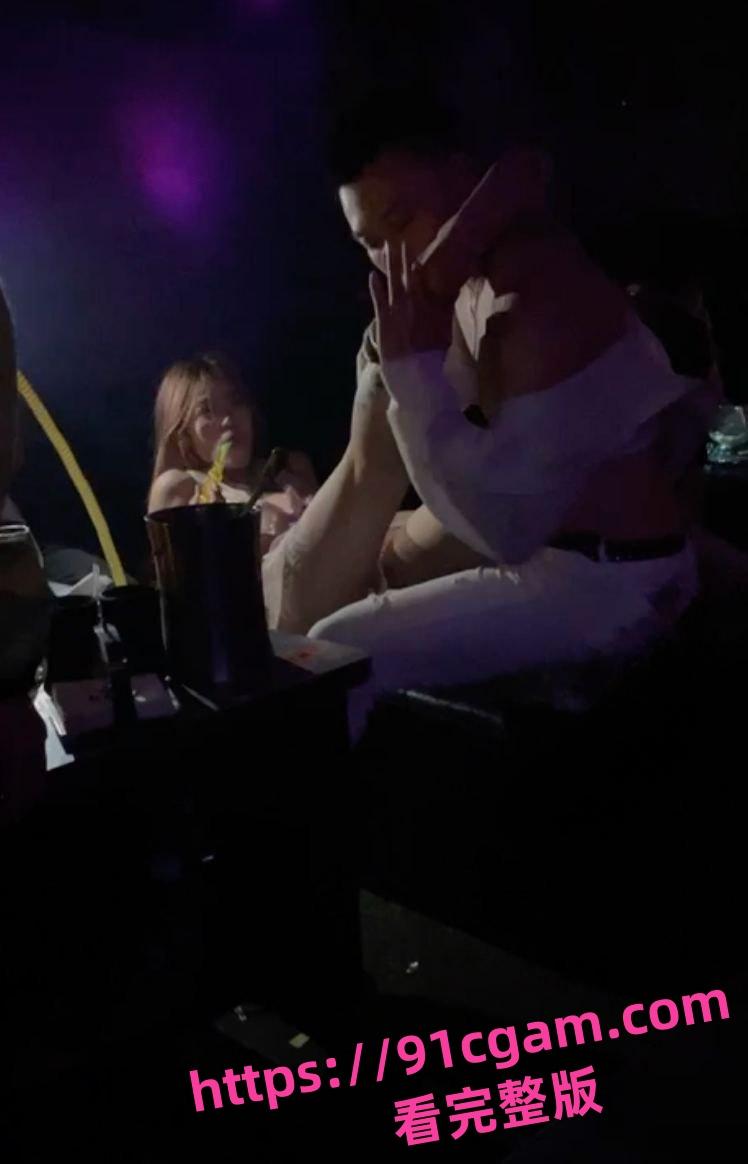 深圳龙岗骚婊何静琪在酒吧嗑药点男模假装被操 白色小内裤湿了一大块-1