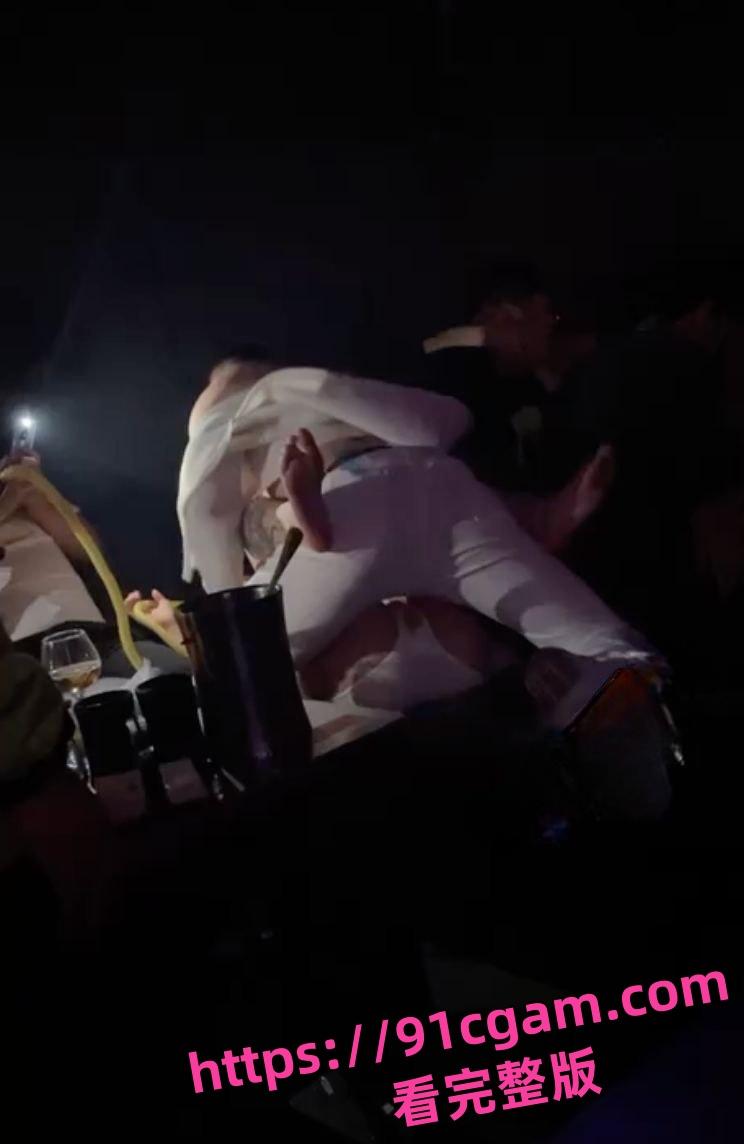 深圳龙岗骚婊何静琪在酒吧嗑药点男模假装被操 白色小内裤湿了一大块-2