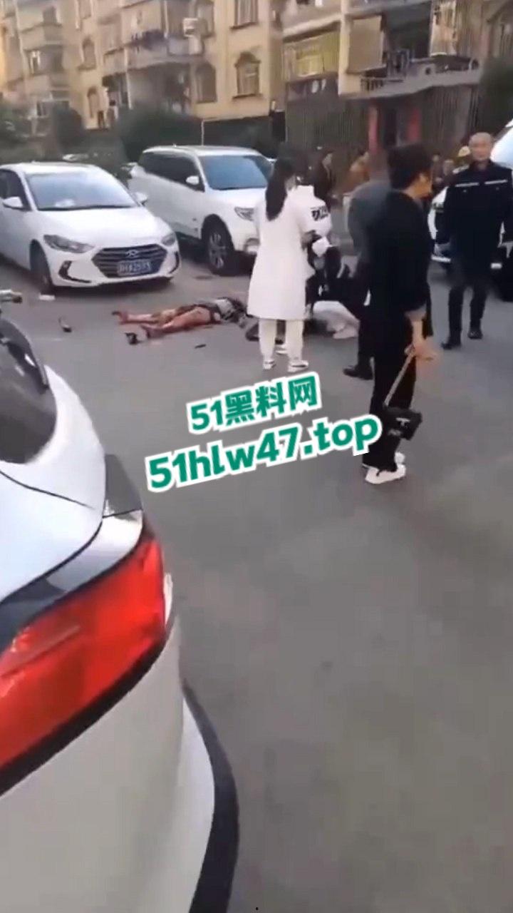 景德镇梨树园北苑老板娘欠钱被砍死视频，女老板欠钱不给还侮辱老实人遭对方乱刀砍死。-4