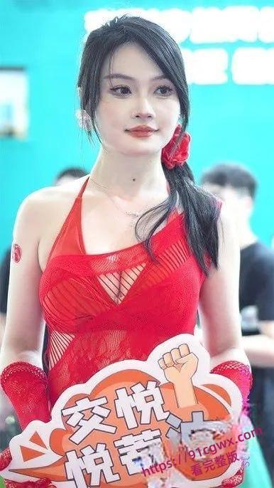 广州成人展美女云集福利姬当众舔奶，美女云集火辣开场-2