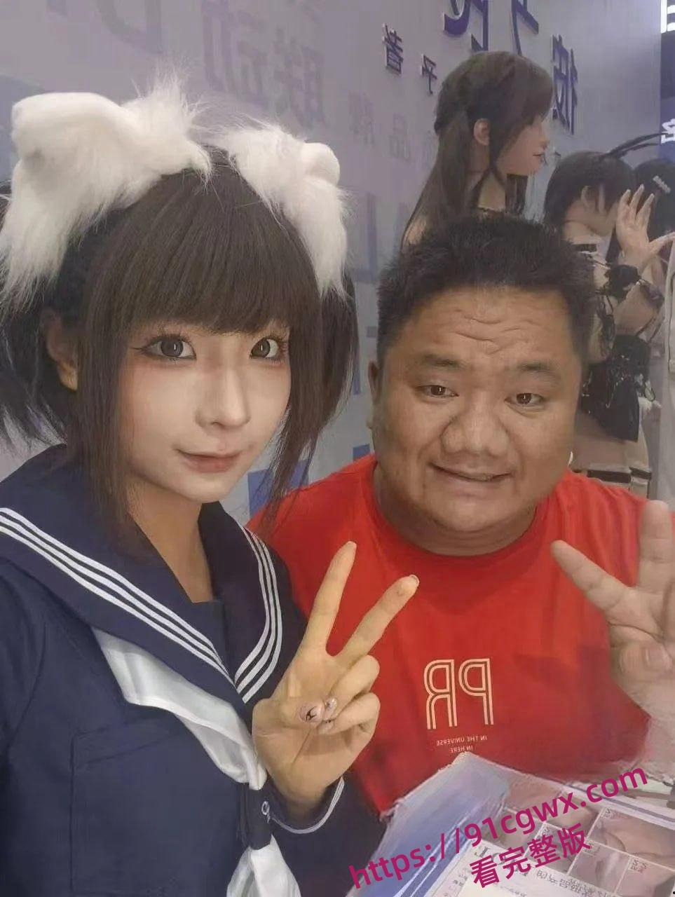 广州成人展美女云集福利姬当众舔奶，美女云集火辣开场-4