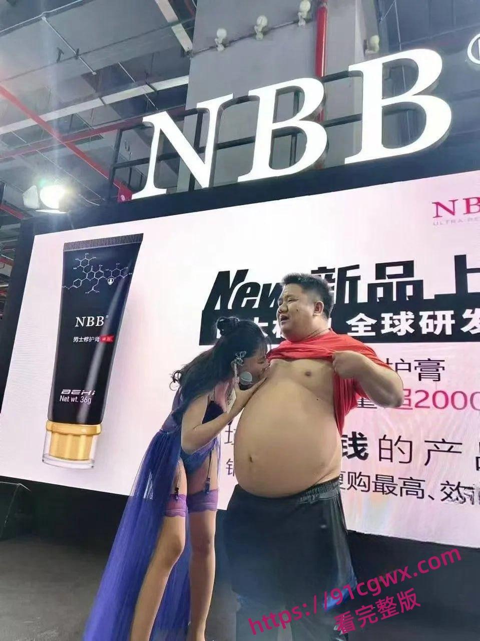 广州成人展美女云集福利姬当众舔奶，美女云集火辣开场-5