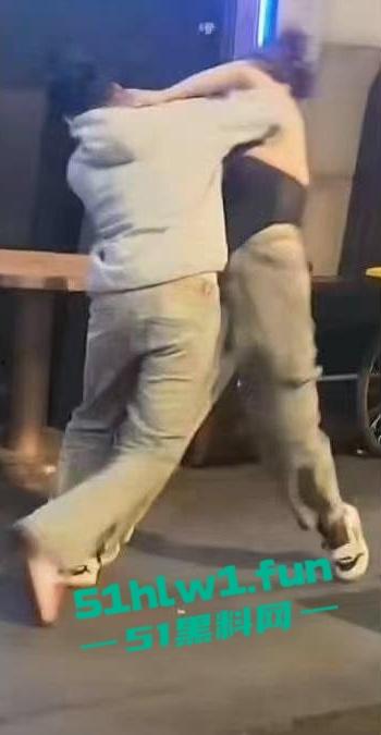 全网疯传兰桂坊MMA斗战现场画面，惊现一招制敌【龙抓手】好男不和女斗但渣男专挑女斗。-7