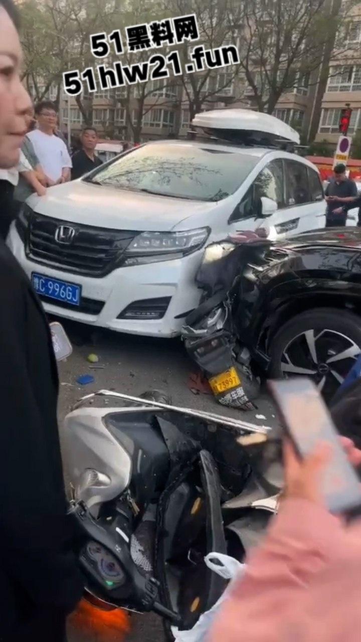 河南洛阳酗酒男驾车失控，闹市街区撞倒一片，倒霉路人头破血流命丢一半。-2