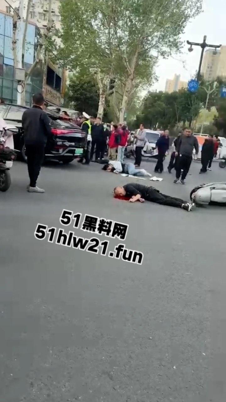 河南洛阳酗酒男驾车失控，闹市街区撞倒一片，倒霉路人头破血流命丢一半。-6