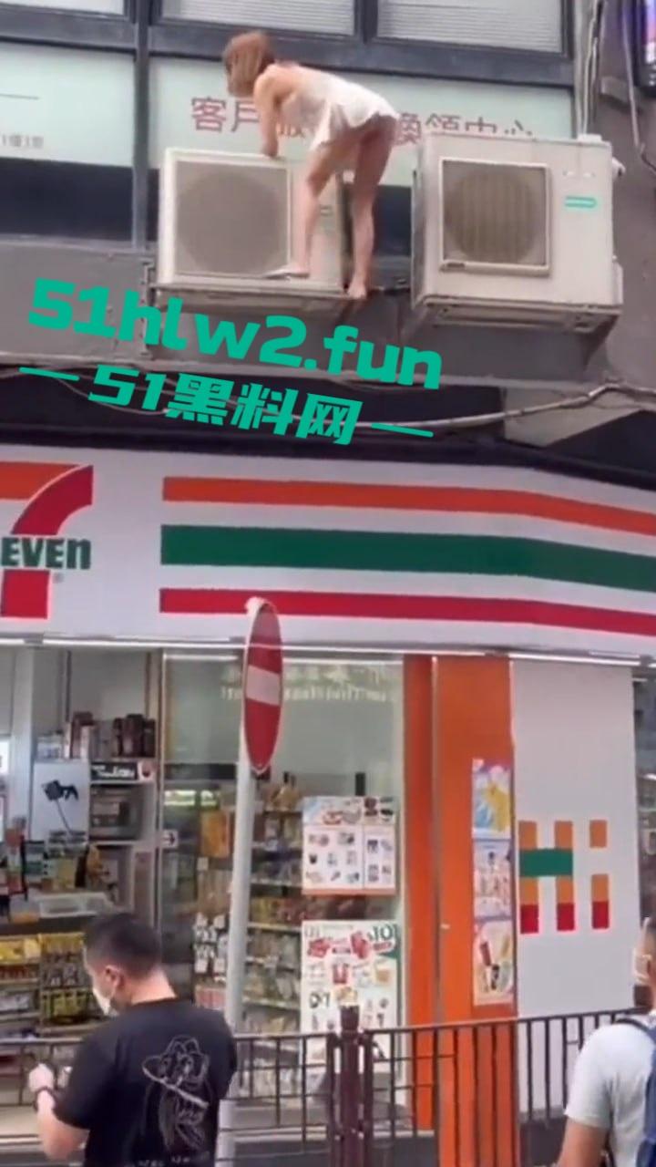 香港街拍长腿小三被原配捉奸来不及穿衣，仅穿睡裙夺窗而逃一群男人帮助逃离，路人视角让人羡慕。-2