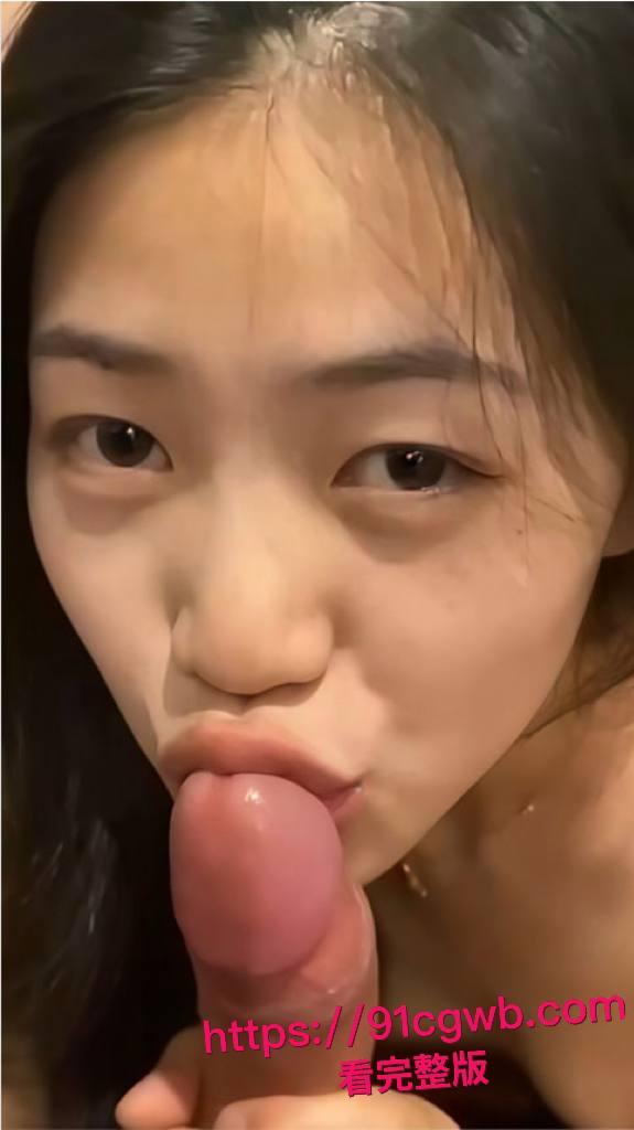 昆明理工大学系花李梦静家中最新私密视频泄密：跪地深喉吸吮肉棒口爆吞精，床上无套爆操骚穴激情颜射！-3